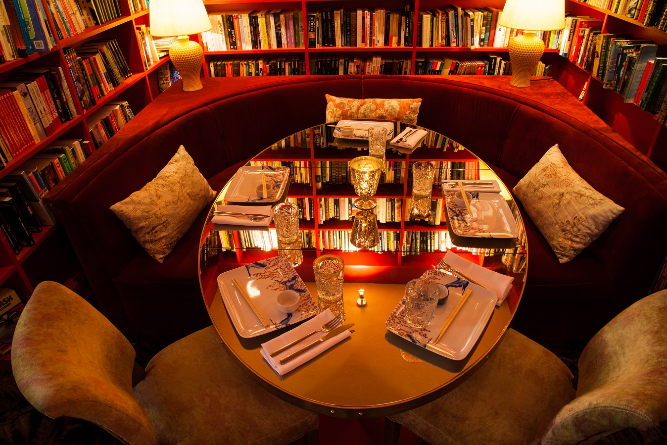 Madame Sushita, comer sushi casi en una biblioteca