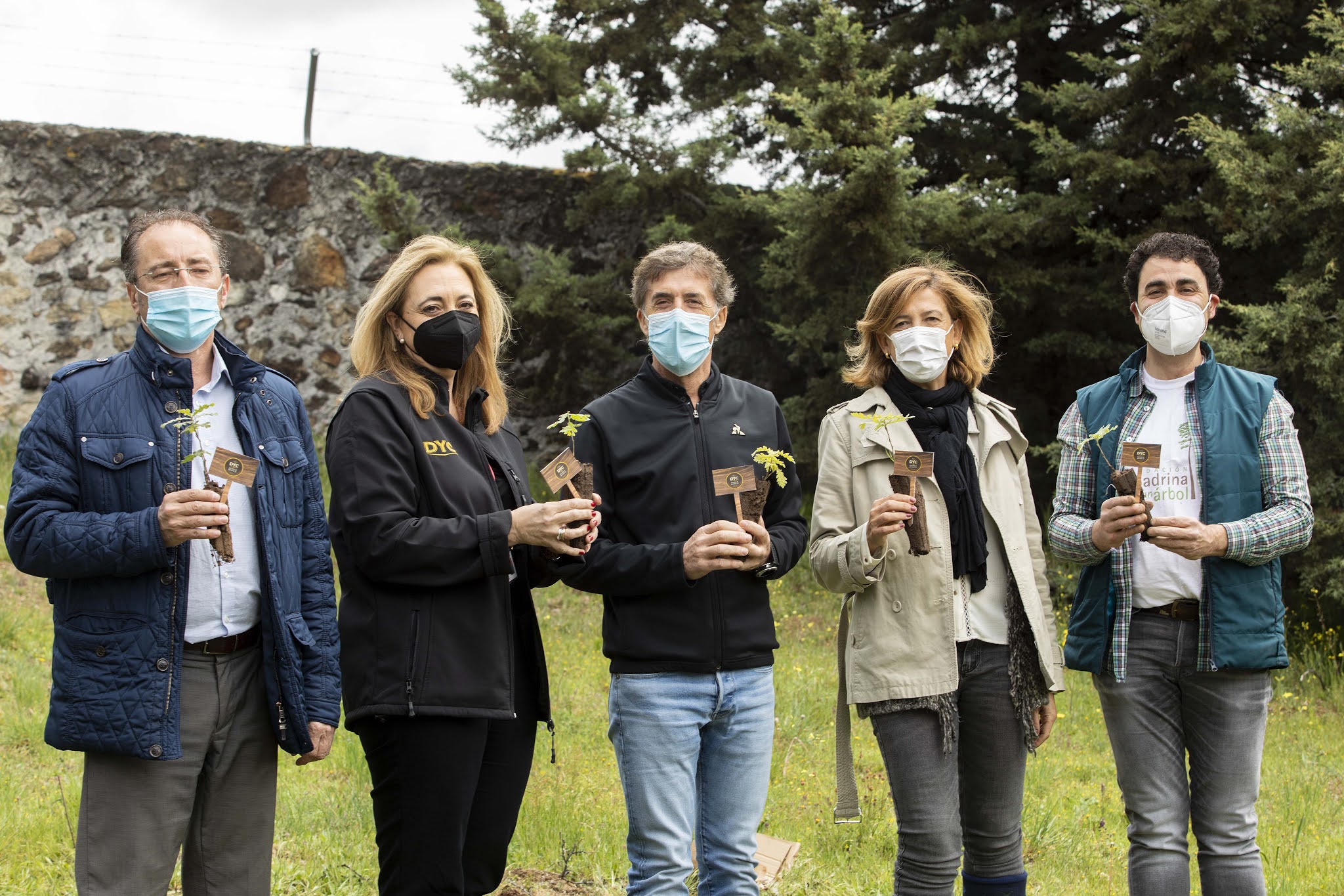 PERICO DELGADO Y DYC REFORESTAN MIL ROBLES PARA CONTRIBUIR AL MEDIO AMBIENTE