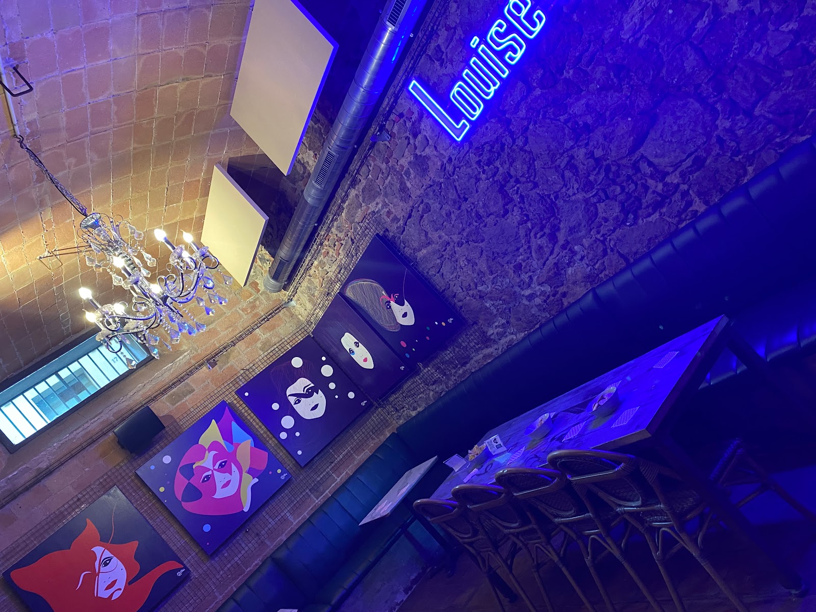 Houda Bakkali presenta su nueva obra gráfica en el mítico restaurante barcelonés Louise Se Va