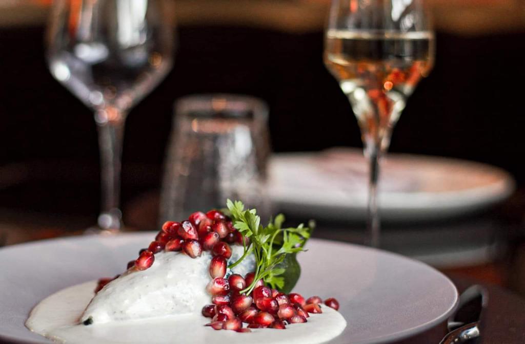COMIENZA LA TEMPORADA DE LOS CHILES EN NOGADA EN EL RESTAURANTE IZTAC