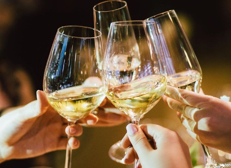 6 vinos blancos imprescindibles para unas vacaciones perfectas
